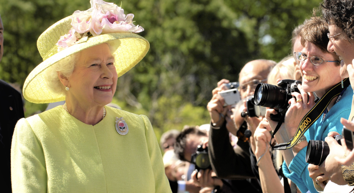 Queen Elizabeth wore Michelle Obama's $50 gift the next night