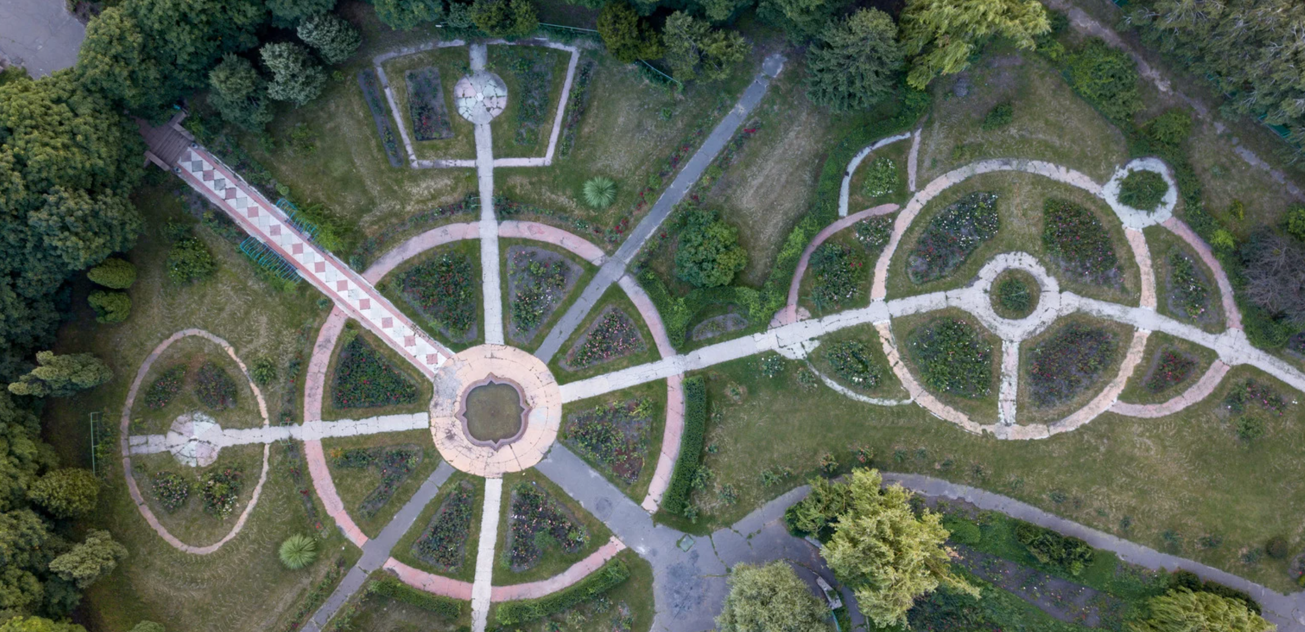 UK Heatwave Reveals 300-Year-Old Secret Gardens