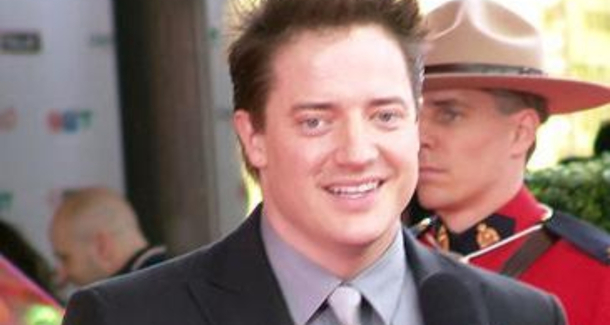 Brendan Fraser Teaches Fan to Take Selfie at London Premiere