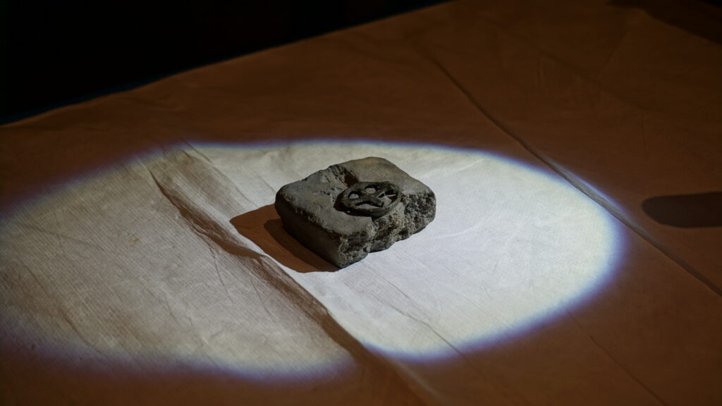1,000-Year-Old Cross Reunites with Its Ancient Mold - Image 2