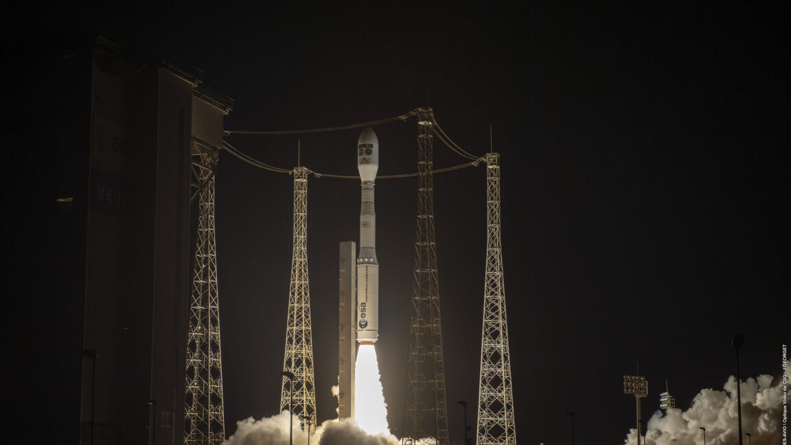 SpaceX Hits 700 Rocket Launches, China's Space Boom Explodes