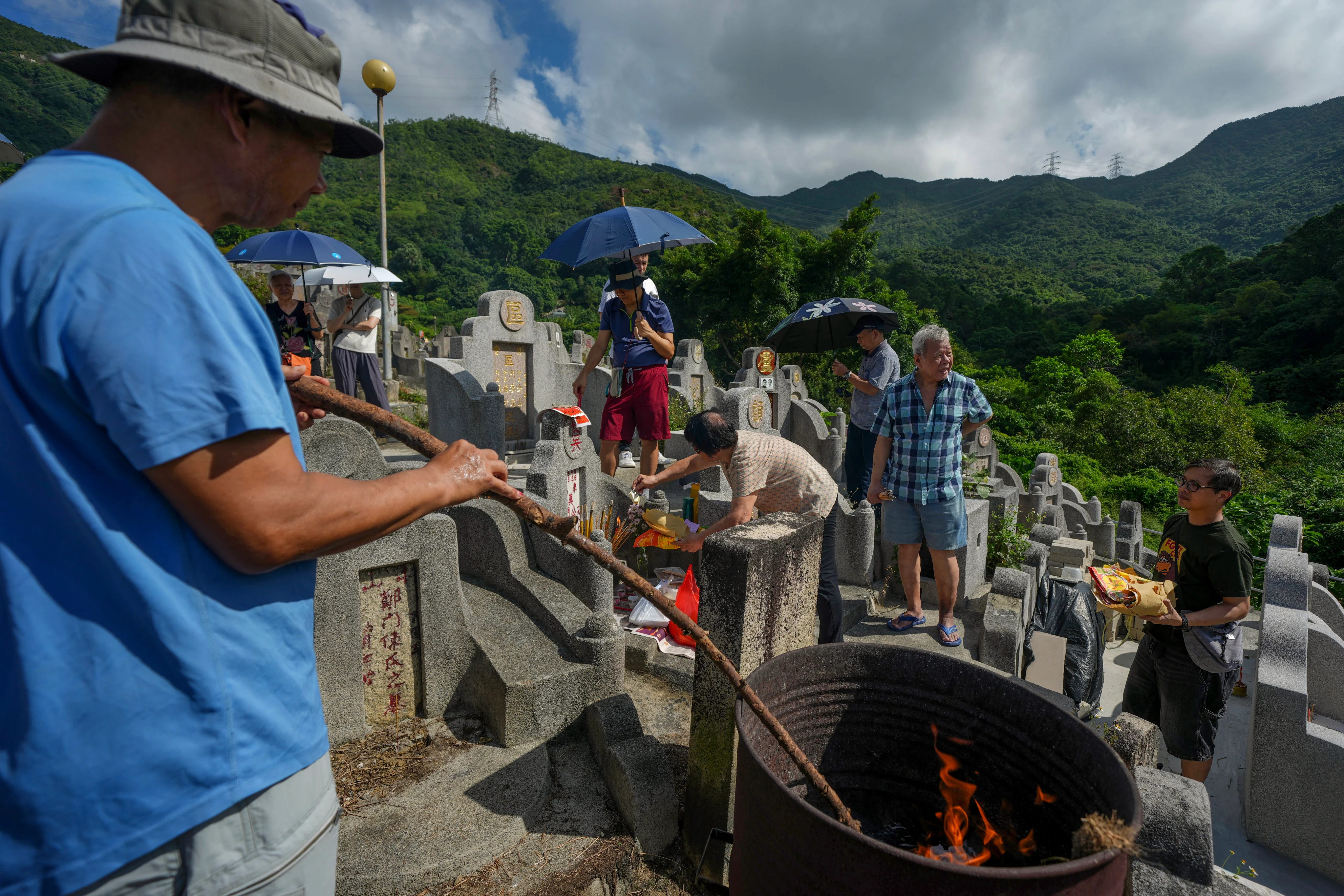 Hong Kong Families Keep Chung Yeung Festival Traditions Alive - Image 3