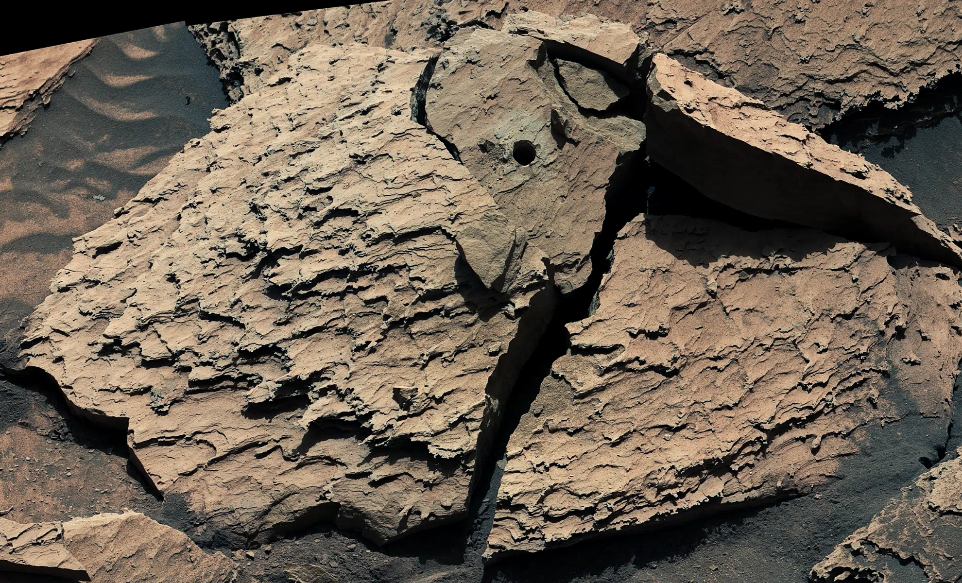 NASA's Curiosity Rover Frees Stuck Mars Rock After 6-Day Fix - Image 2