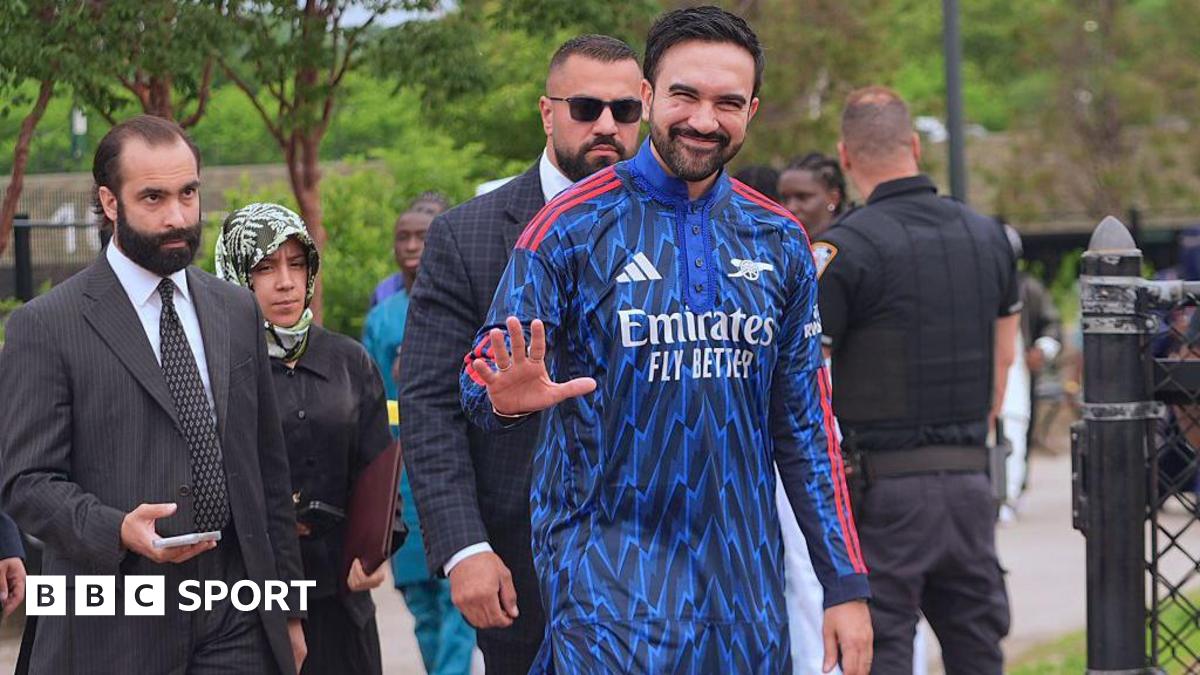 NYC Mayor Wears Arsenal Kurta to Eid Prayers