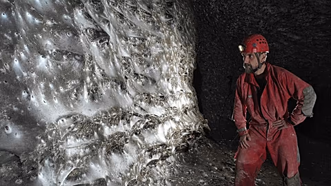 400,000-Year-Old Cave Found Sealed in Israel - Image 5