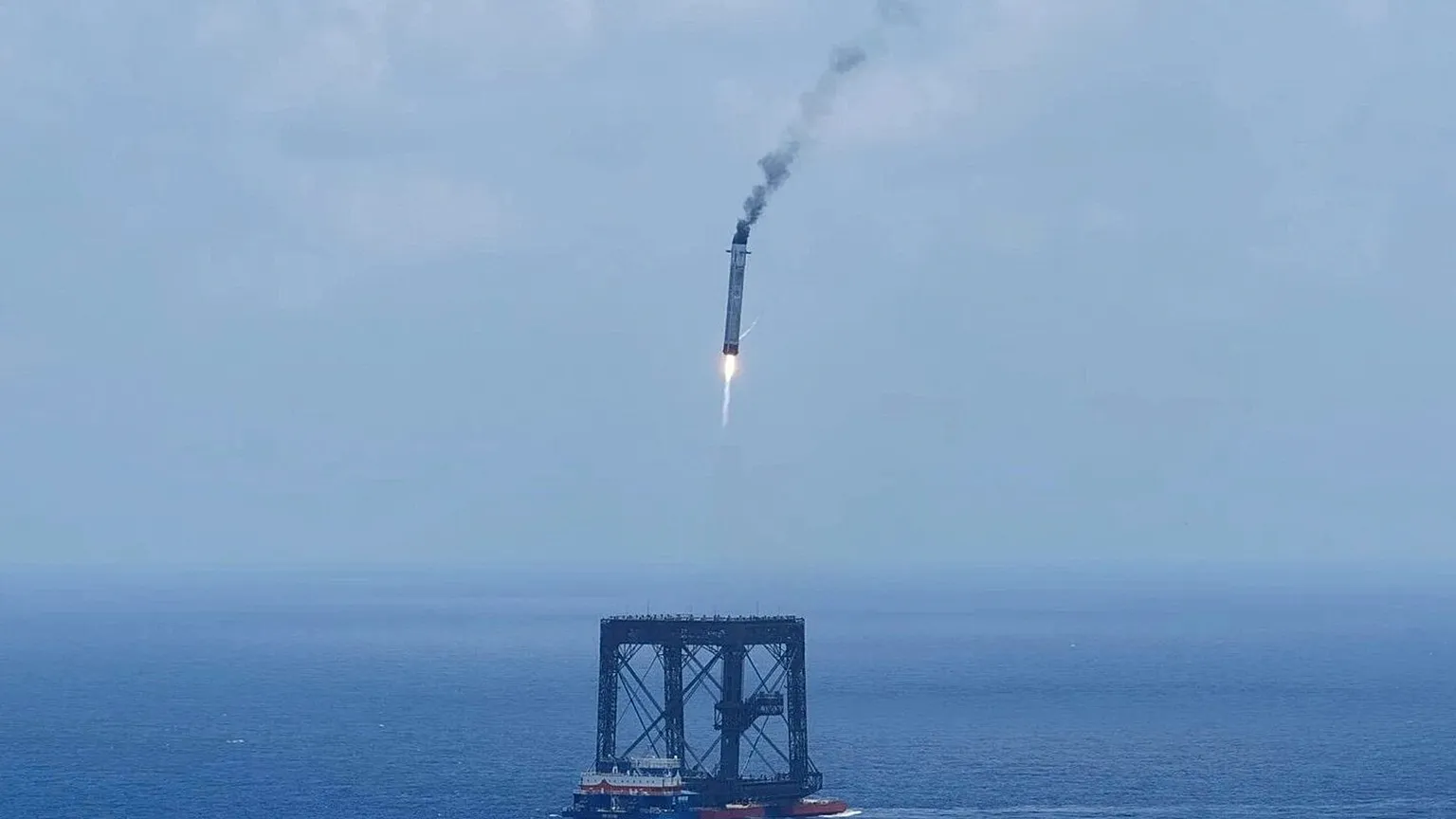 China Lands Rocket Booster on Ocean Platform for First Time - Image 2