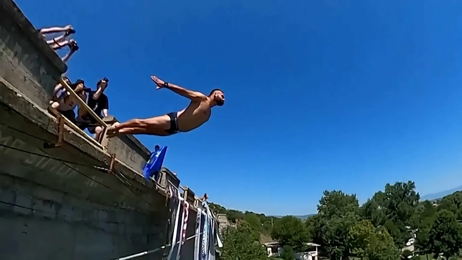 Kosovo's 72-Year-Old Bridge Diving Tradition Returns - Image 2