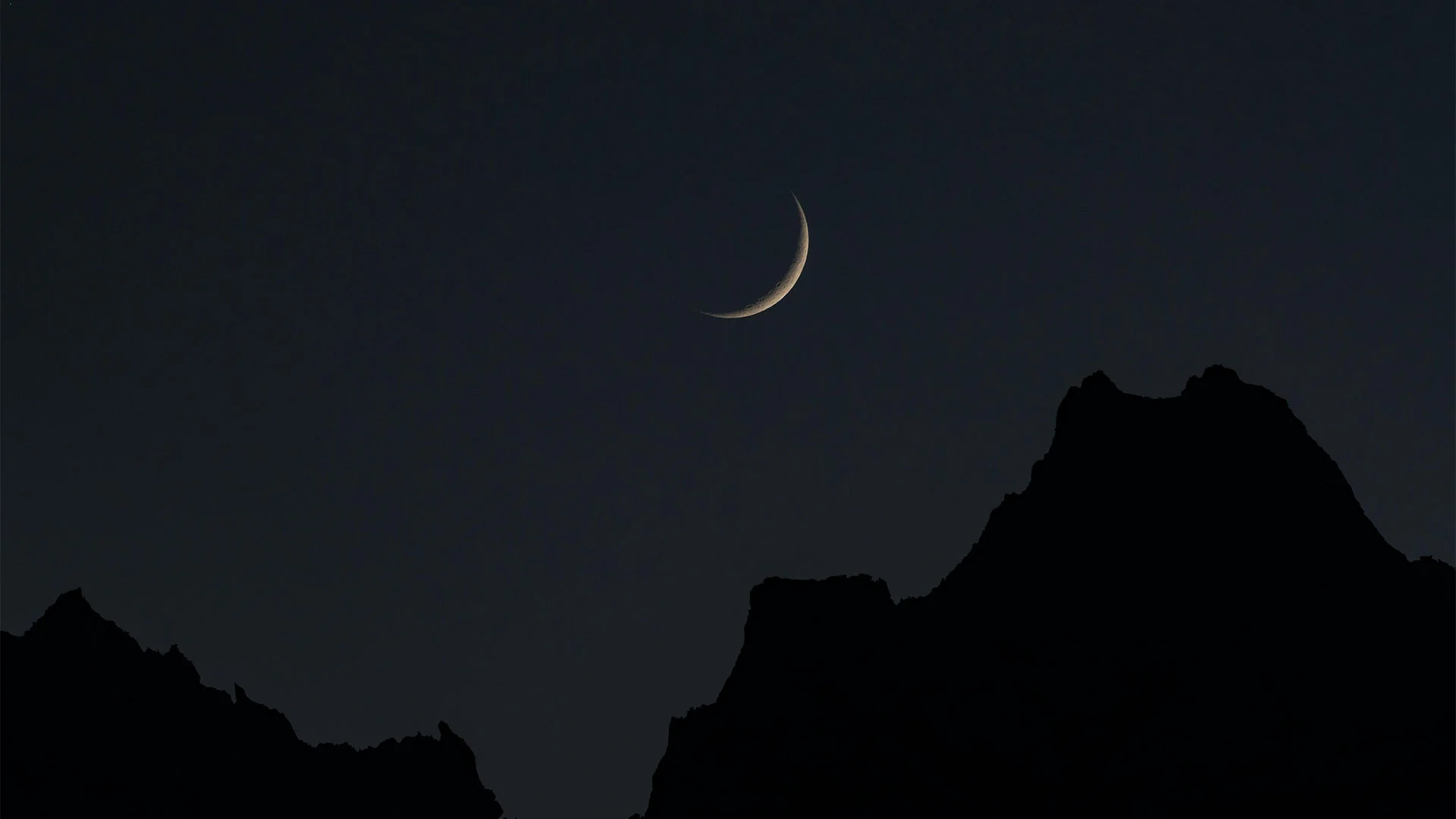 Cosmic Triangle: Moon, Mars, Saturn Align Thursday Dawn