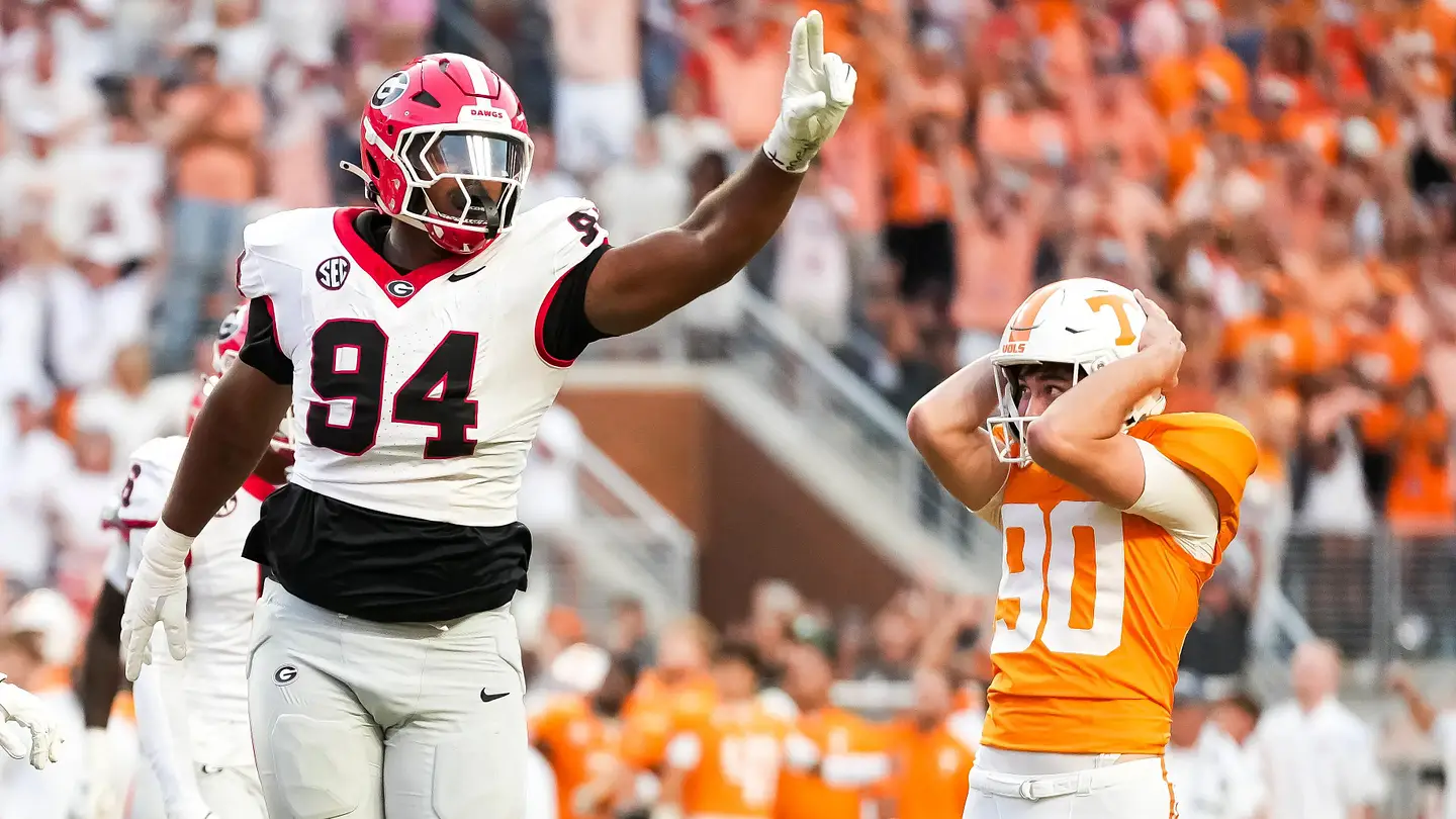 Georgia Player Stops Traffic to Help Stranded Student