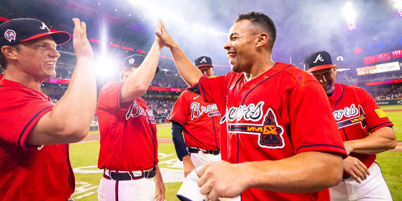 Braves Rally 3 Times in Extra Innings to Take 5-Game Lead