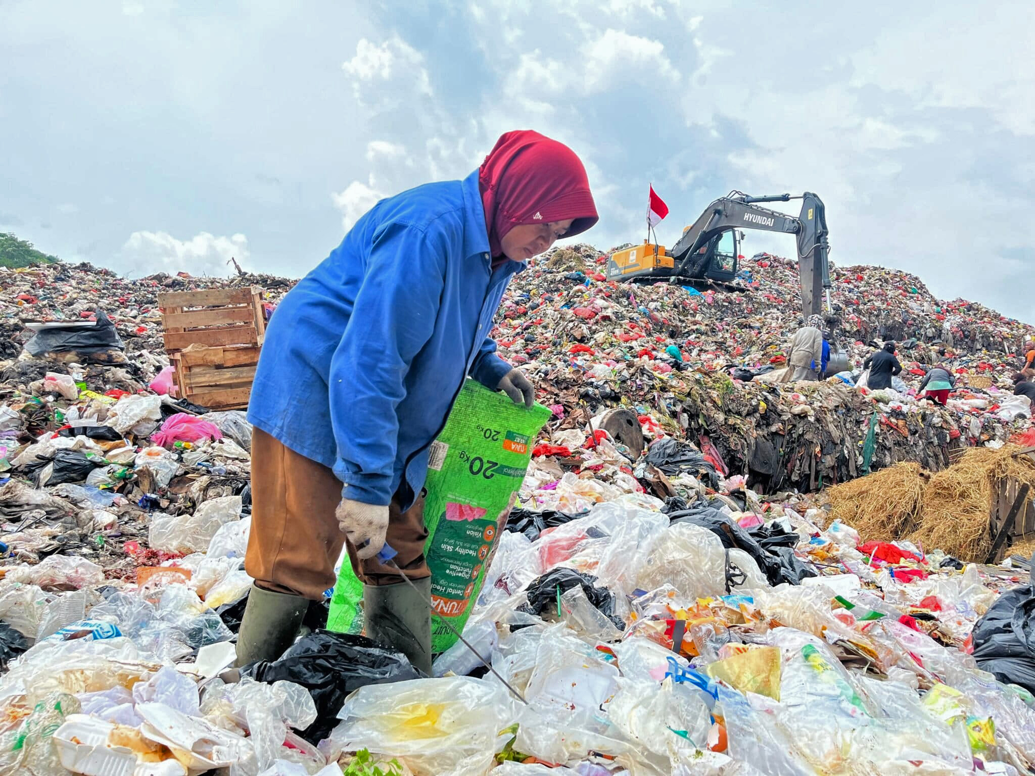 Indonesian Teen Starts Cleanup Movement at Age 12 - Image 4