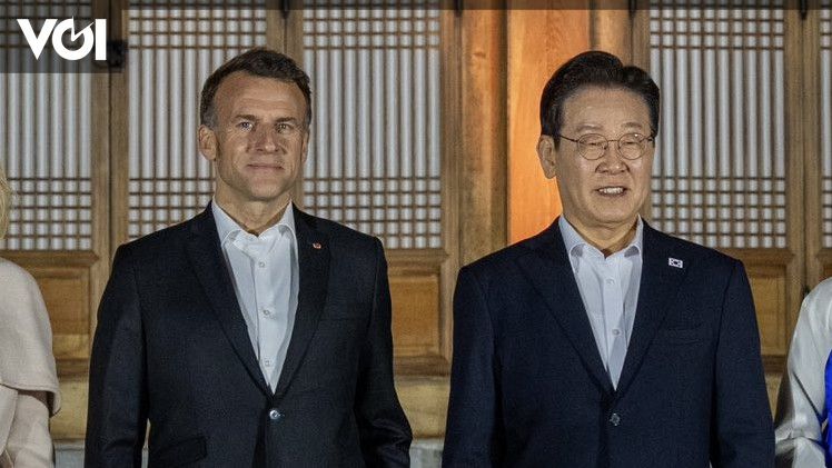 South Korean and French officials shaking hands at technology partnership signing ceremony in Seoul