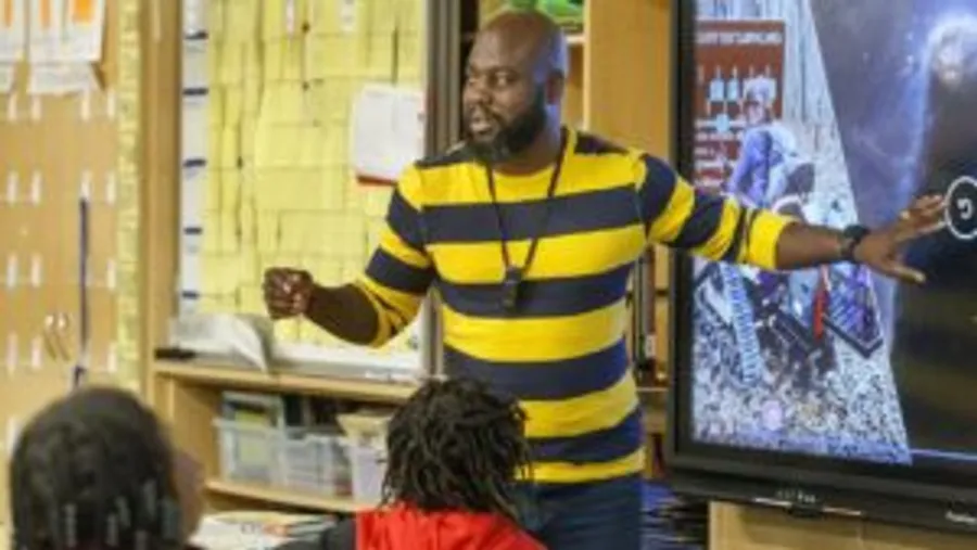 Arizona English Teacher Wins $2,500 Award for Empowering Students - Image 4