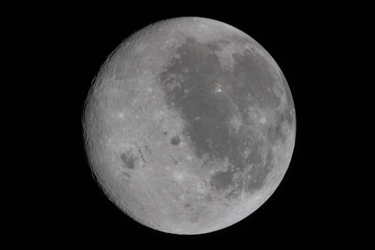 NASA Releases 12,000 Stunning Moon Photos from Artemis II - Image 5