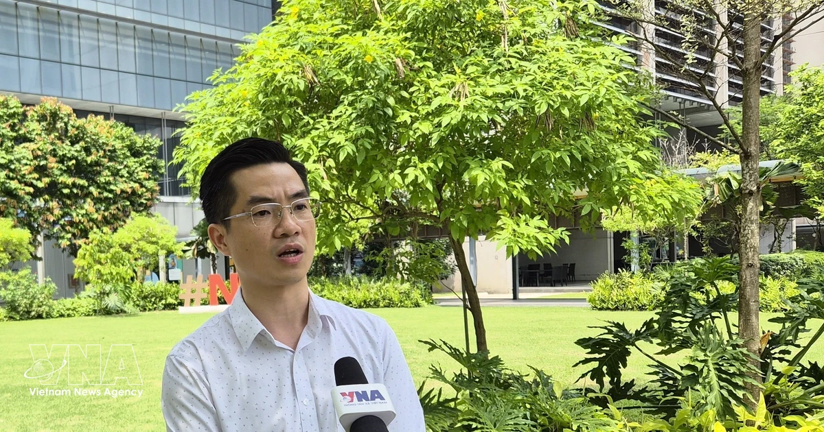 ** Vietnamese and Singaporean leaders at formal ceremony exchanging cooperation documents