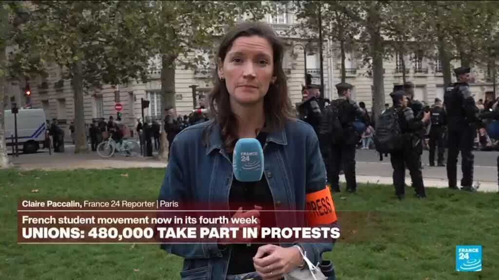 Paris Students Ask Police to Join Them, Officers Remove Helmets - Image 2