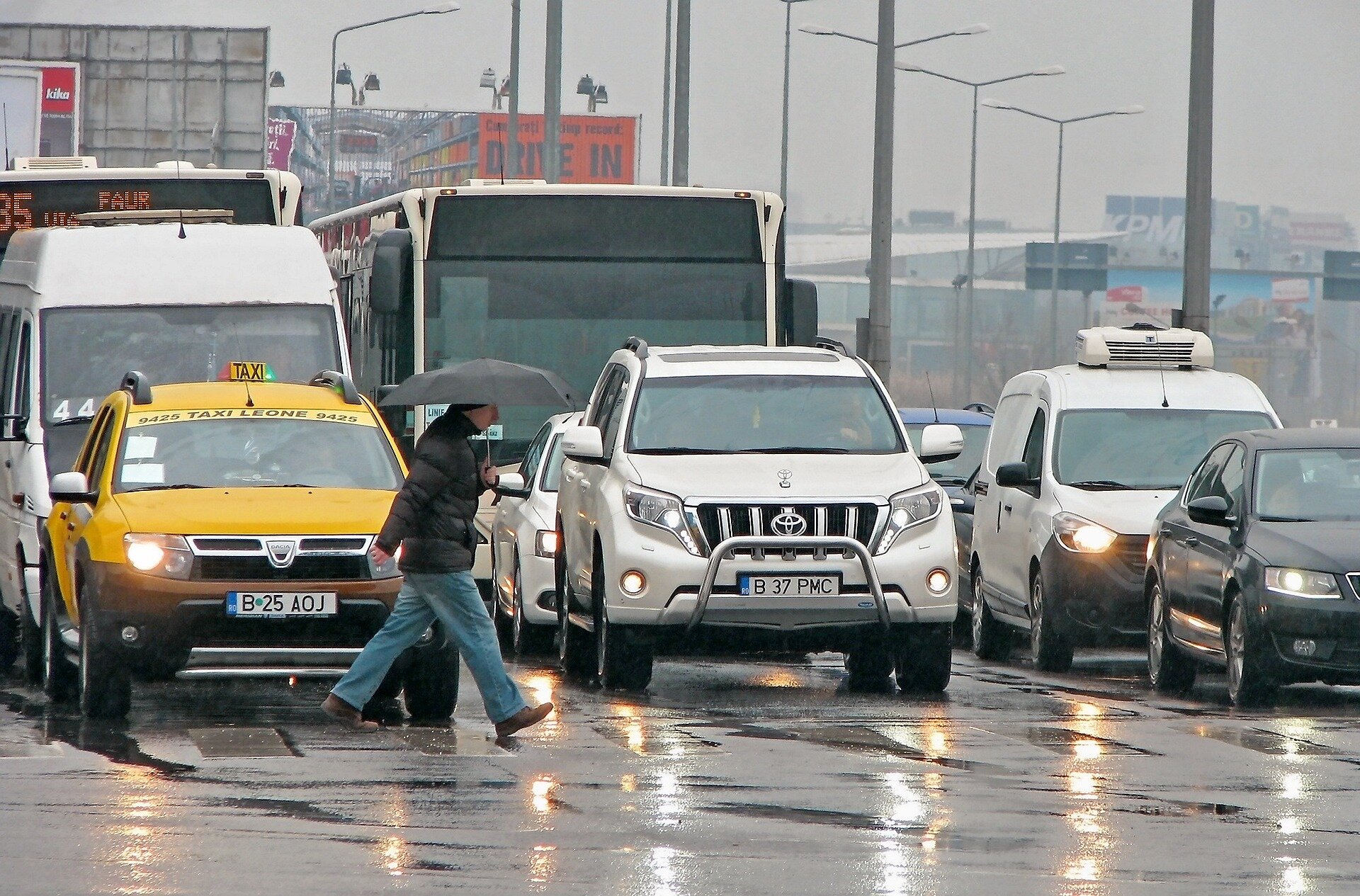 Smartphone showing car insurance app with safety score while mounted on vehicle dashboard