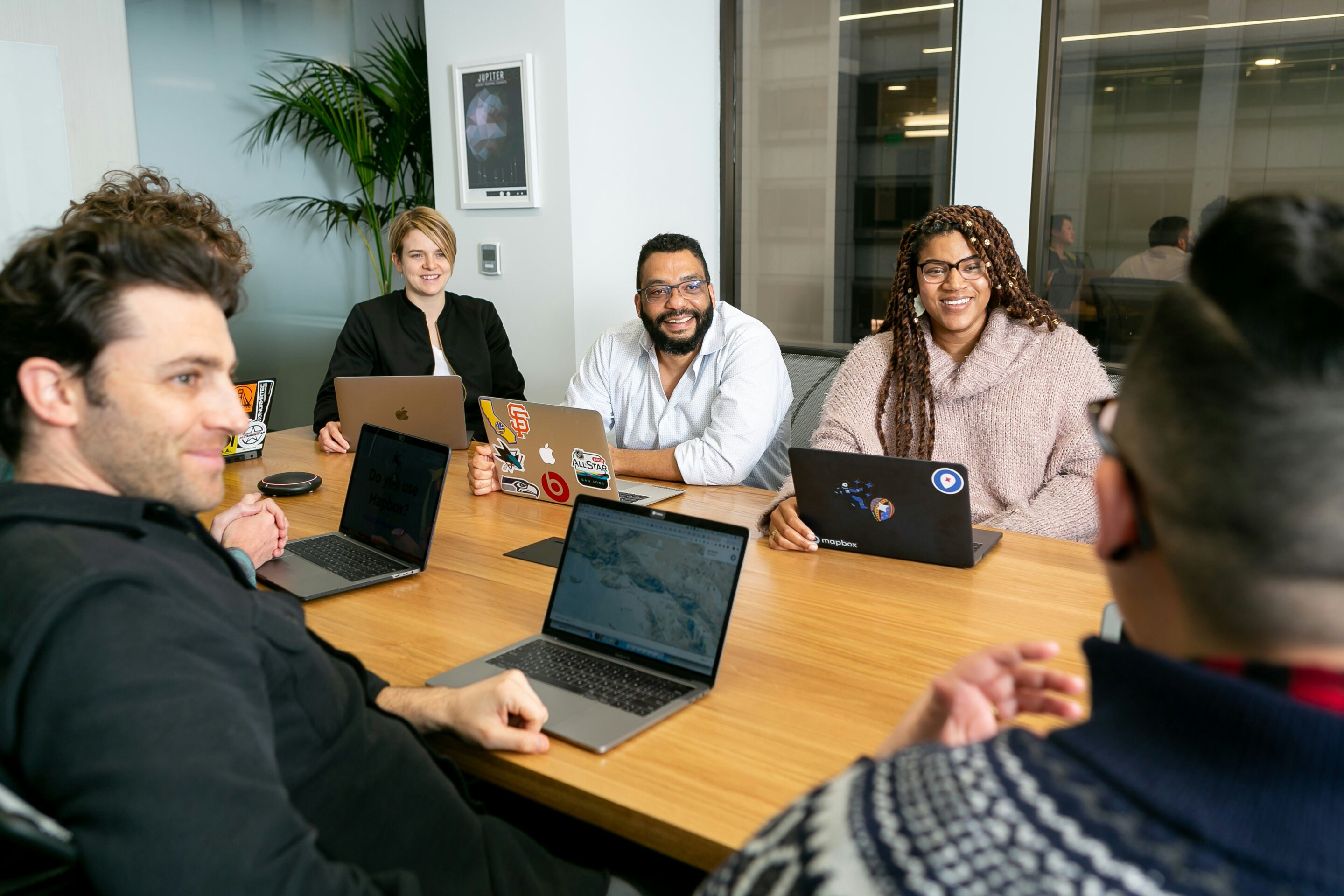 AI Brainstorming Fast, But Human Teams Still Win Creativity