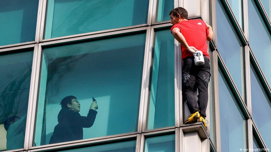 Alex Honnold climbing the exterior of Taipei 101 tower without safety equipment