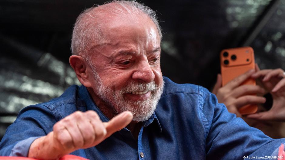 Brazil Cuts Workweek to 40 Hours With No Pay Cut