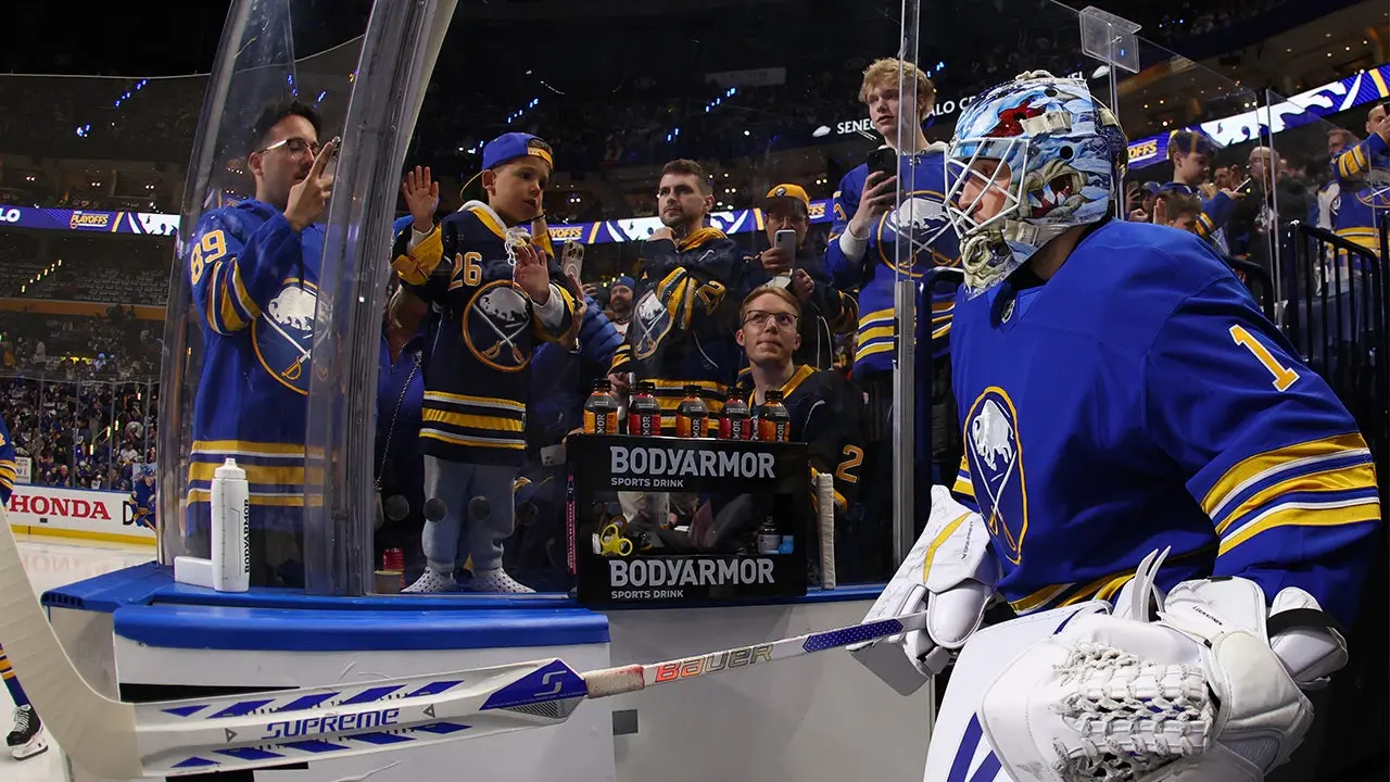 Buffalo Fans Sing O Canada When Mic Fails at Playoffs
