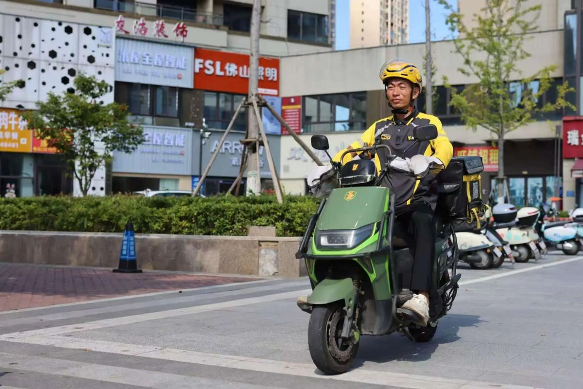 Delivery Rider Saves Lives Between Lunch Orders in China