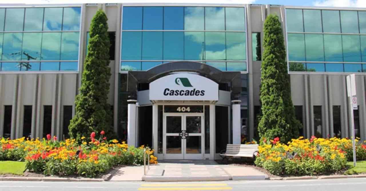 Cascades recycling facility processing materials for sustainable packaging production operations