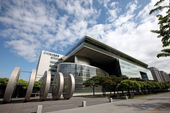 Startup founders presenting business ideas to investors at Korea Development Bank NextRound event in Seoul