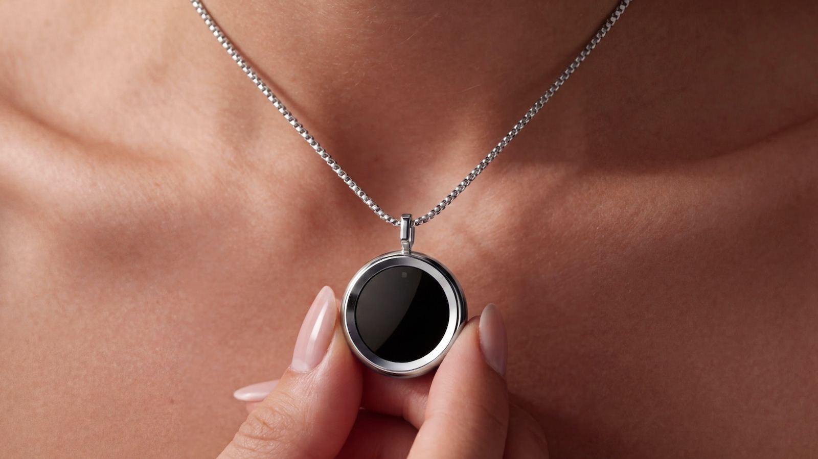 Smart Necklace Tracks UV Exposure to Protect Your Skin