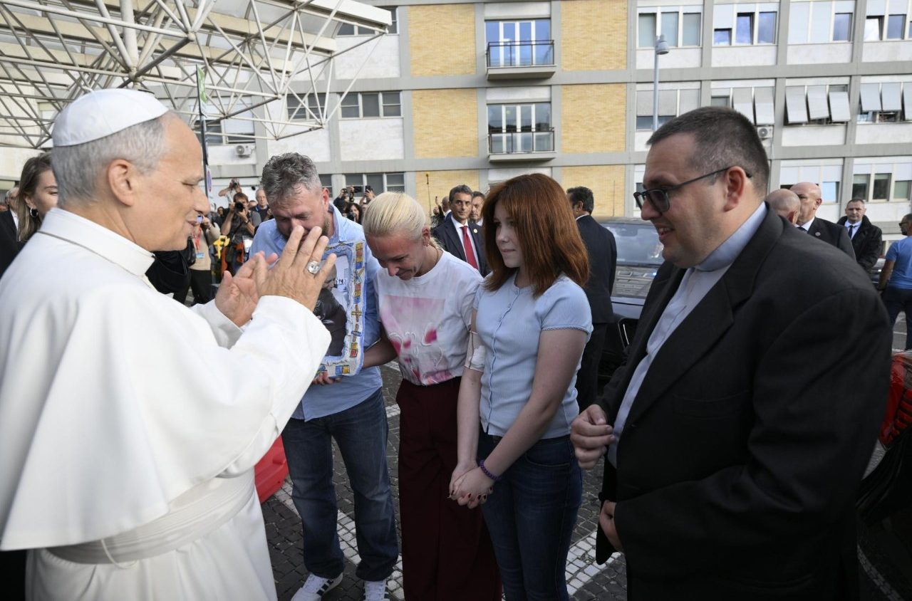 13-Year-Old Cancer Survivor Returns Pope's Hug of Hope